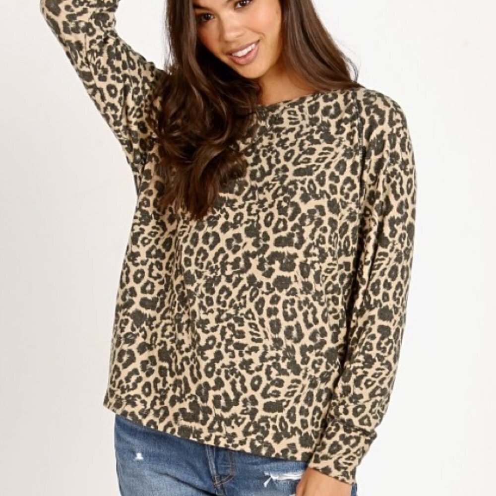LNA Women's Brushed Knit Raglan Sleeve Leopard Print Top‎